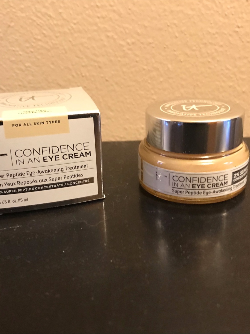it cosmetics Confidence In An Eye Cream - gold and silver jar